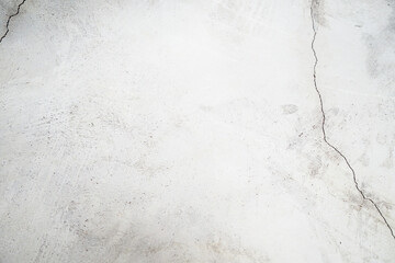 光に照らされたひび割れた壁