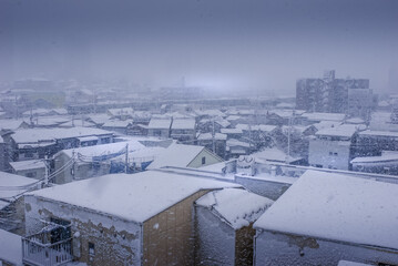 雪に包まれた横浜みなとみらいの街並み