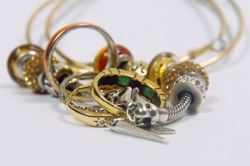 Gold and silver jewellery for the woman and the shaman