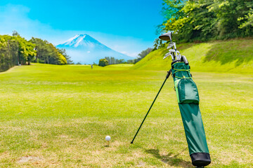 新緑が綺麗なゴルフ場のグリーン Wall Mural Wallpaper Murals Taka