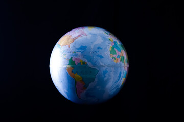 黒の空間に浮かぶ地球儀