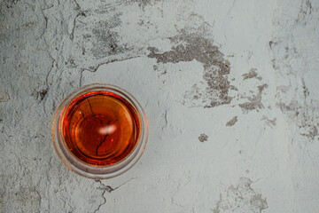 ひび割れた壁とブランデーのイメージ