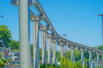 多摩モノレールのレールと晴天の空（多摩動物公園駅）