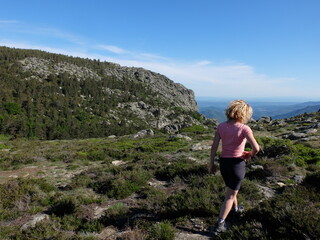 Naklejka na ściany i meble Jeune femme marchant en randonnée sur le plateau de montagne du Caroux du parc naturel régional du Haut Languedoc