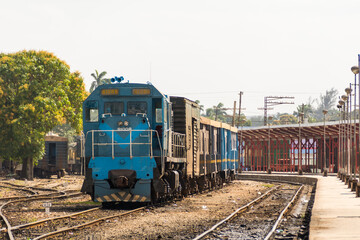 Obraz premium An old Cargo train in a train station in Cuba