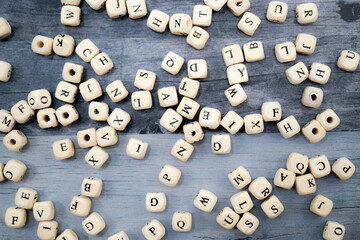 床に散りばめられたアルファベットのブロック