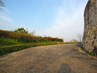 敷石と石壁のある道