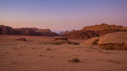 Fototapeta na wymiar Beautiful sunset overlooking the mountains in the Wadi Rum desert in Jordan