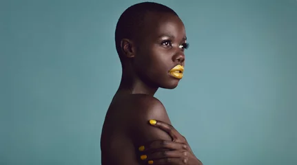 Weibliches Modell mit lebendigem Make-up © Jacob Lund