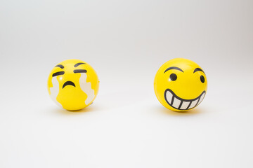 Naklejka premium Ball emotion smile and cry on white background