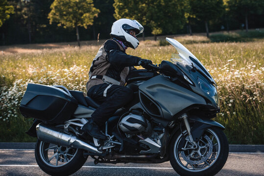 Motorradfahrer auf seinem Reisemotorrad in der Kurve 