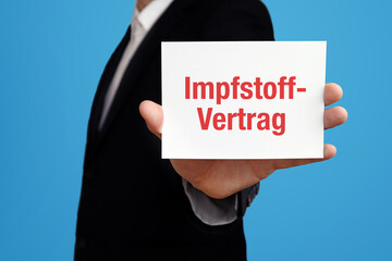Impfstoff-Vertrag. Geschäftsmann im Anzug hält Karte in die Kamera. Der Begriff Impfstoff-Vertrag...