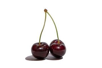 Frische rote Kirschen isoliert auf weißem Hintergrund