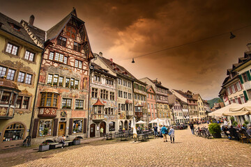 Marktplatz in Stein am Rhein. Über dem Ort ein Gewitterhimmel