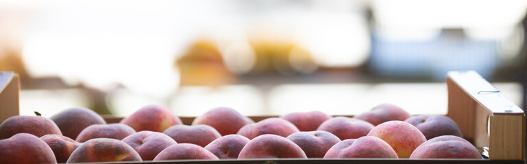caja de melocotones en un mercado