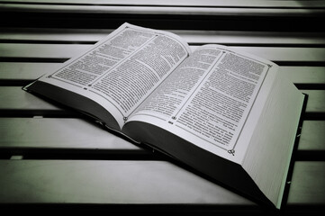 Obraz premium An open book lies on the white boards of a bench in a bookstore