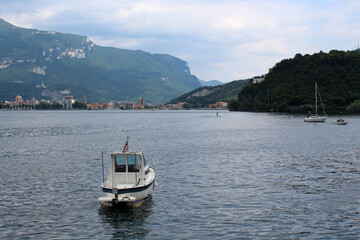 Fototapeta na wymiar boat on the lake