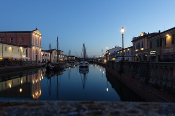 Fototapeta na wymiar porto canale turistico al tramonto