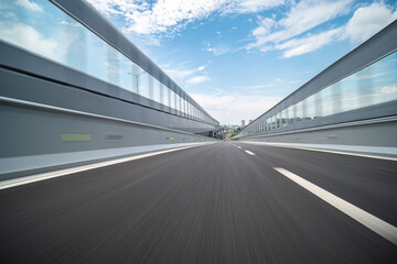 Obraz premium road in city skyline