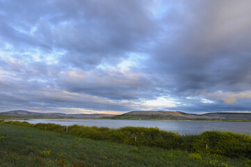 Paysage de bord de mer, le soir au crépuscule, avec vue sur les rochers et les pierres des Burren, dans le compté de Clare, à l'ouest de l?irlande.