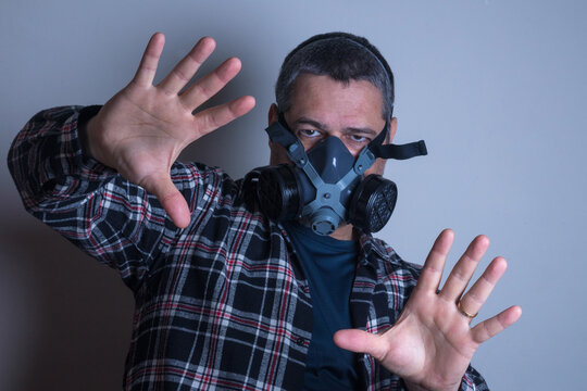 Homem branco sul americano: coronav&iacute;rus, covid19, novo normal, medo, apavorado, apreen&ccedil;&atilde;o, mascara de prote&ccedil;&atilde;o, exagerado, preocupado