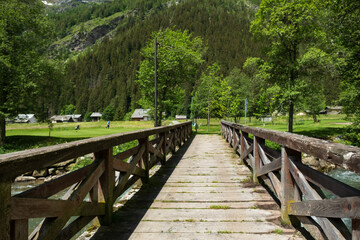 Ponte di legno sul sentiero di montagna, concetto alternativo di vacanza e distanza sociale