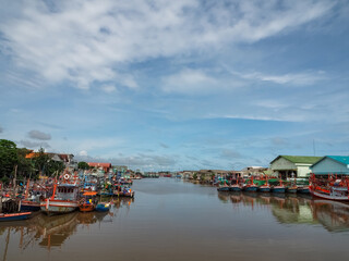 Many boats in the blue sea and clear sky, and the boats are in many colors and are at the estuary.