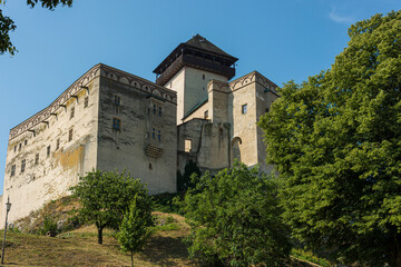 Die Burg wurde im 11. Jahrhundert auf einem steilen Felsen erbaut. Sie war eine königliche Burg, unter der sich allmählich eine Stadt entwickelte