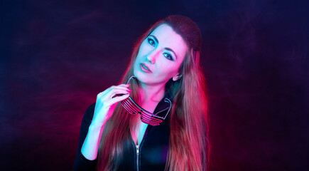 Naklejka premium Futuristic woman holding glasses with neon light.