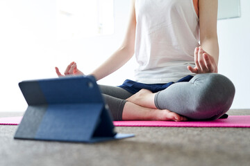 部屋の中でヨガを行う若い日本人女性