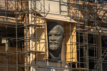 Lenin is watching us.
Lenin's memorial center in Ulyanovsk city under reconstruction. 