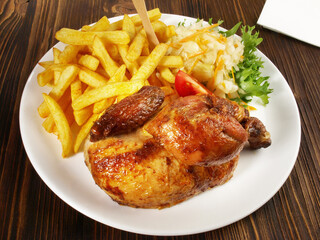 Halbes Grillhähnchen mit Pommes Frites