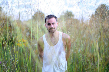 Retrato de chico joven guapo en el campo