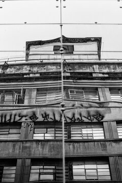 Reflexo de um pr&eacute;dio em outro no centro de S&atilde;o Paulo