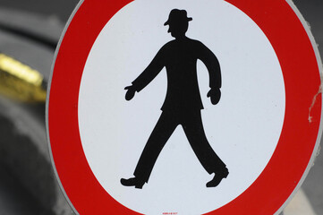 a traffic sign for pedestrians