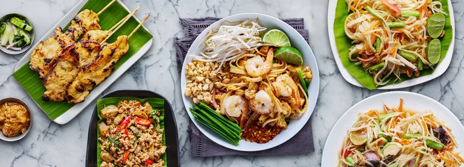 Selbstklebende Fototapete Essen verschiedene thailändische Speisen in flacher Zusammensetzung