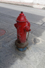 Fototapeta na wymiar Hydrant pożarowy na ulicy miasta