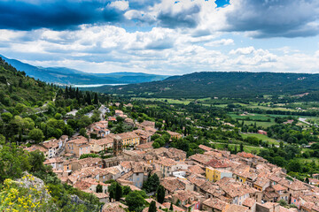 Fototapeta na wymiar Village de Moustier Sainte Marie dans les Alpes-de-Haute-Provence en région Provence-Alpes-Côte d'Azur