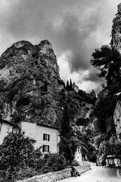 Village de Moustier Sainte marie dans les Alpes-de-Haute-Provence en région Provence-Alpes-Côte d'Azur
