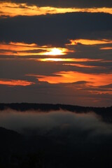 wolkenreicher Sonnenuntergang