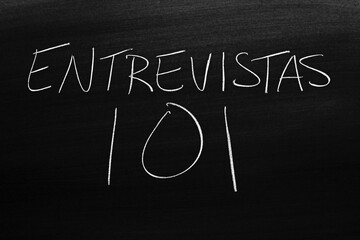 Obraz premium The words Entrevistas 101 on a blackboard in chalk. Translation: Interviews 101