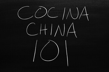 Obraz premium The words Cocina China 101 on a blackboard in chalk. Translation: Chinese Cooking 101