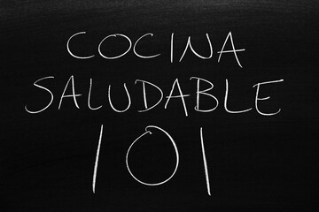 Obraz premium The words Cocina Saludable 101 on a blackboard in chalk. Translation: Healthy Cooking 101