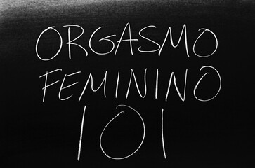 The words Orgasmo Femenino 101  on a blackboard in chalk.  Translation: Female Orgasm 101