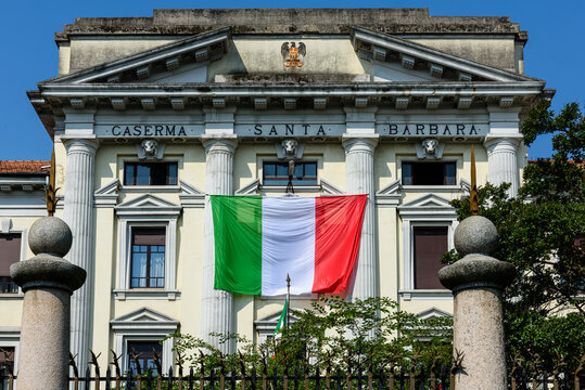 Milano caserma Santa Barbara con bandiera tricolore italiana