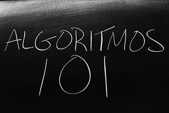 The words Algoritmos 101 on a blackboard in chalk.  Translation: Algorithms 101