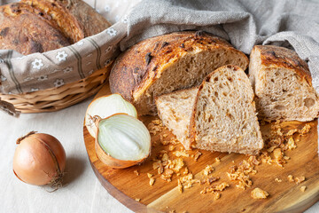 Wholegrain home bread with onion