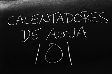 Obraz premium The words Calentadores De Agua 101 on a blackboard in chalk. Translation: Water Heaters 101