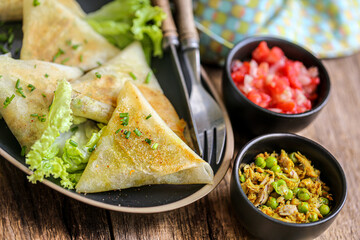 Samoussas de thon & petit pois avec son chutney de piment
