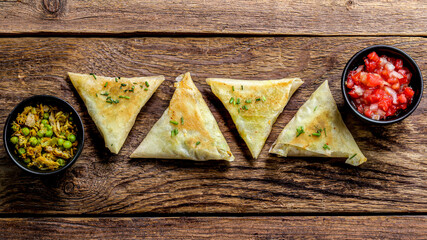 Samoussas de thon & petit pois avec son chutney de piment